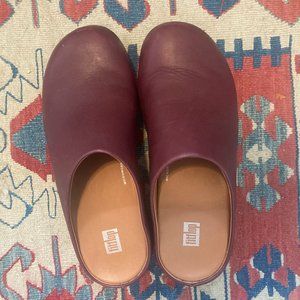 Fitflop Shuv Leather Clogs in "Plummy" Size 9